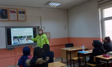 Van İl Emniyet Müdürlüğünce 2021-2022 Eğitim Öğretim Yılında Alınacak Trafik Tedbirleri kapsamında Eğitim Verildi