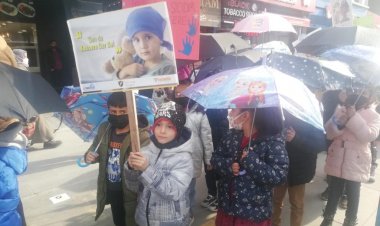 VAN YÖNTEM KOLEJİ'DEN 'LÖSEMİSİZ BİR DÜNYA DÜŞLÜYORUZ' FARKINDALIK YÜRÜYÜŞÜ YAPILDI