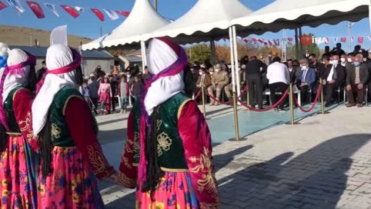 Tuşba Belediyesi Kilit Taşı Parke Çalışması ile Bir Yeniliğe Daha İmza Attı