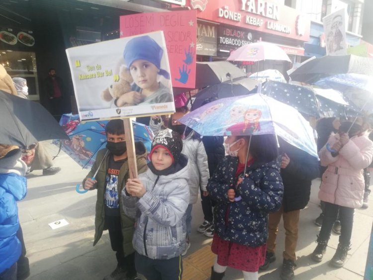 VAN YÖNTEM KOLEJİ'DEN 'LÖSEMİSİZ BİR DÜNYA DÜŞLÜYORUZ' FARKINDALIK YÜRÜYÜŞÜ YAPILDI