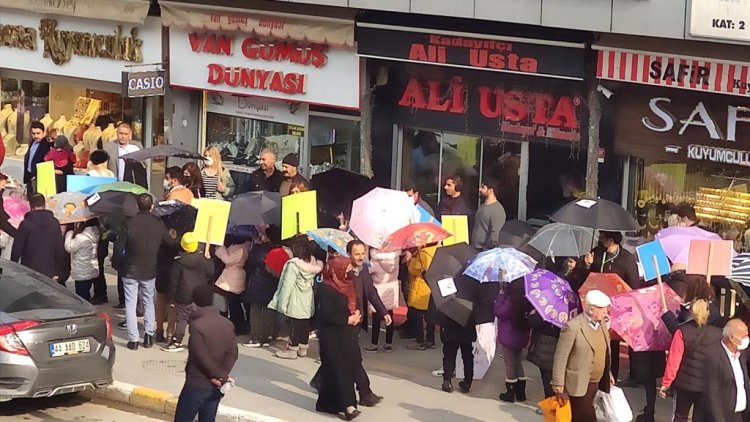 VAN YÖNTEM KOLEJİ'DEN 'LÖSEMİSİZ BİR DÜNYA DÜŞLÜYORUZ' FARKINDALIK YÜRÜYÜŞÜ YAPILDI
