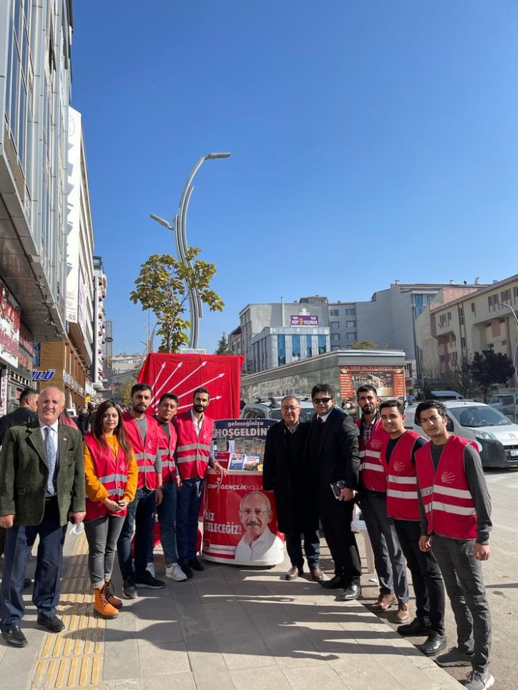 Van Cumhuriyet Halk Partisi Gençlik Kolları Beşyol Meydanında Üye Standı Açtı