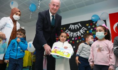 TUŞBA BELEDİYE BAŞKANI SALİH AKMAN, MİNİKLERİN KARNE KARNE GÜNÜ ÇOCUKLARI YALNIZ BIRAKMADI!