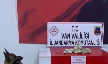VAN'DA ŞÜPHELİ DURDURULAN ARAÇTA YAKLAŞIK 4 KG ESRAR ELE GEÇİRİLDİ!