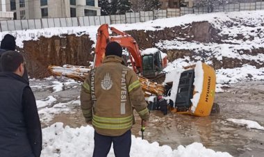 Operatör Hayatını Kaybetti: İstanbul'da İş Makinesi Buz ve Su Dolu Çukura Düştü!