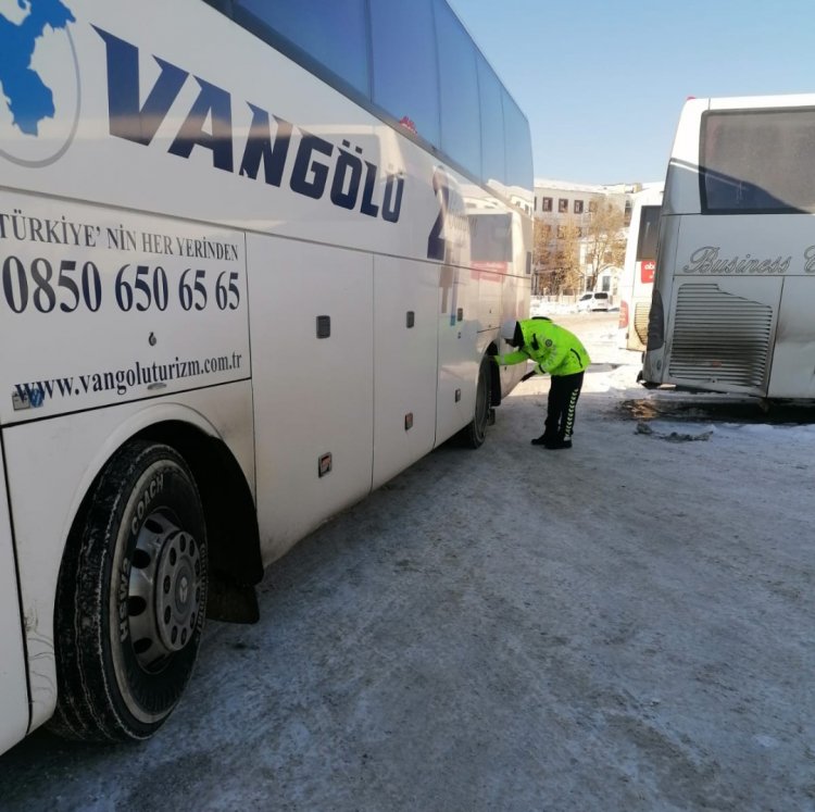 Van İl Emniyet Müdürlüğü Yolcu Otobüslerini Yola Çıkmadan Denetimini Yaptı!!