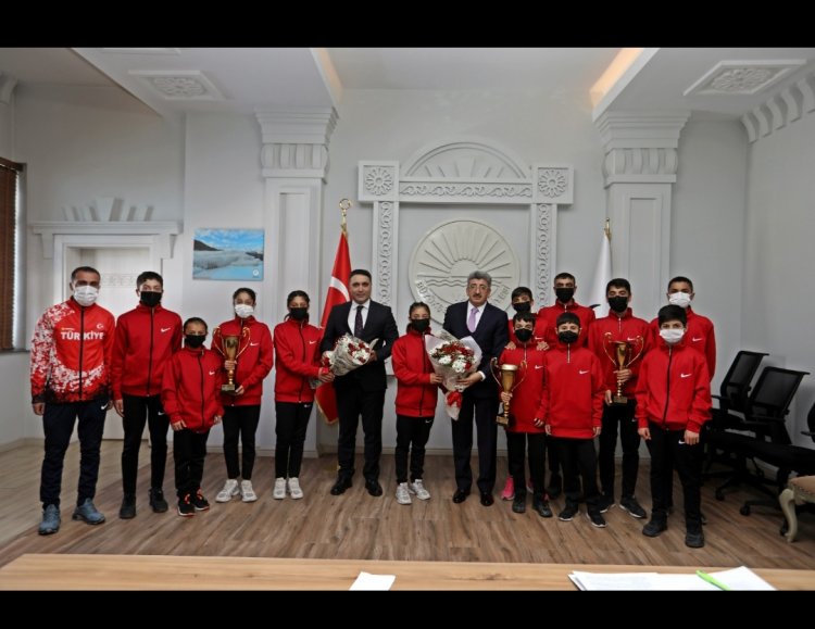 VALİ BİLMEZ’İ ŞAMPİYON GENÇLER ZİYARET ETTİ!