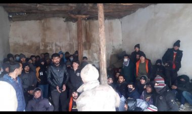 VAN GEVAŞ'TA METRUK BİR EVDE 85 GÖÇMEN YAKALANDI