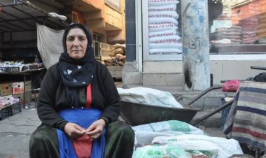 DİYARBAKIR'DA PAZAR İŞİ YAPAN KADIN 50 TL KAZANSAM ŞÜKREDİYORUM!