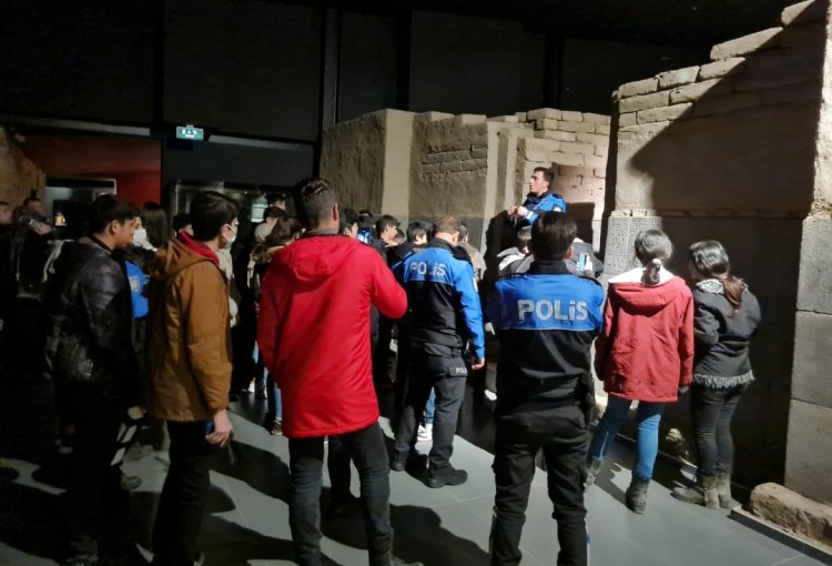 VAN EMNİYET MÜDÜRLÜĞÜ LİSELİ GENÇLERİ TARİHİYLE BULUŞTURDU!