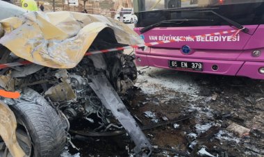 VAN'IN EDREMİT İLÇESİNE BAĞLI KURUBAŞ'TA OTOMOBİL İLE BELEDİYE OTOBÜSÜ ÇARPIŞTI: 1 ÖLÜ