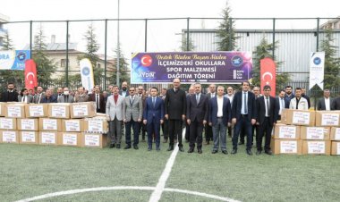 İPEKYOLU BELEDİYESİ 126 OKULA SPOR MALZEME DESTEĞİ!