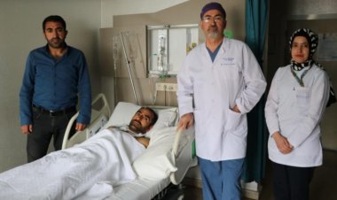 VAN'DA KASIĞINDAN KESİCİ ALETLE YARALANAN GENCİ, 15 ÜNİTE KAN İLE YAŞAMA TUTUNDURDULAR