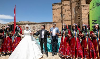 VAN AKDAMAR, ‘BADEM ÇİÇEĞİ FESTİVALİ’ RENKLİ SAHNELERE KONU OLDU