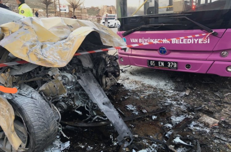 VAN'IN EDREMİT İLÇESİNE BAĞLI KURUBAŞ'TA OTOMOBİL İLE BELEDİYE OTOBÜSÜ ÇARPIŞTI: 1 ÖLÜ