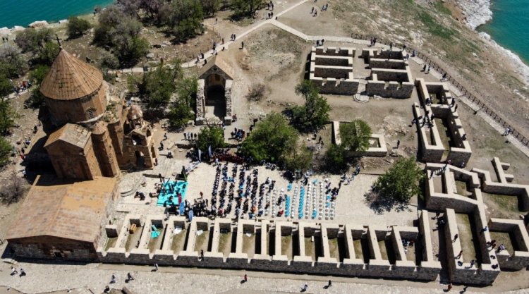 VAN AKDAMAR, ‘BADEM ÇİÇEĞİ FESTİVALİ’ RENKLİ SAHNELERE KONU OLDU