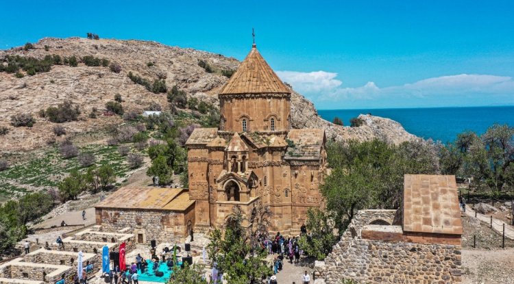 VAN AKDAMAR, ‘BADEM ÇİÇEĞİ FESTİVALİ’ RENKLİ SAHNELERE KONU OLDU