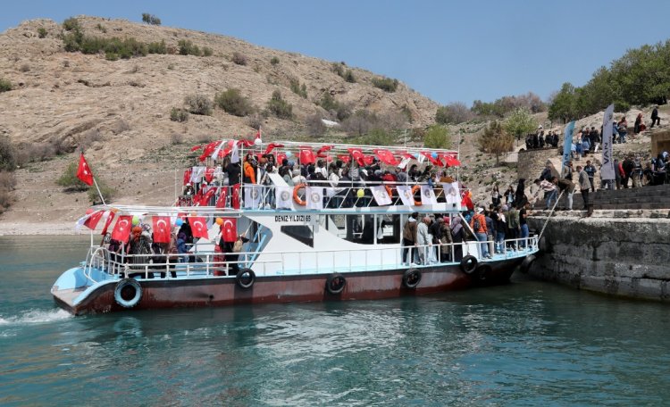 VAN AKDAMAR, ‘BADEM ÇİÇEĞİ FESTİVALİ’ RENKLİ SAHNELERE KONU OLDU