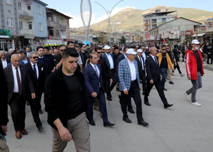 VAN AKDAMAR, ‘BADEM ÇİÇEĞİ FESTİVALİ’ RENKLİ SAHNELERE KONU OLDU