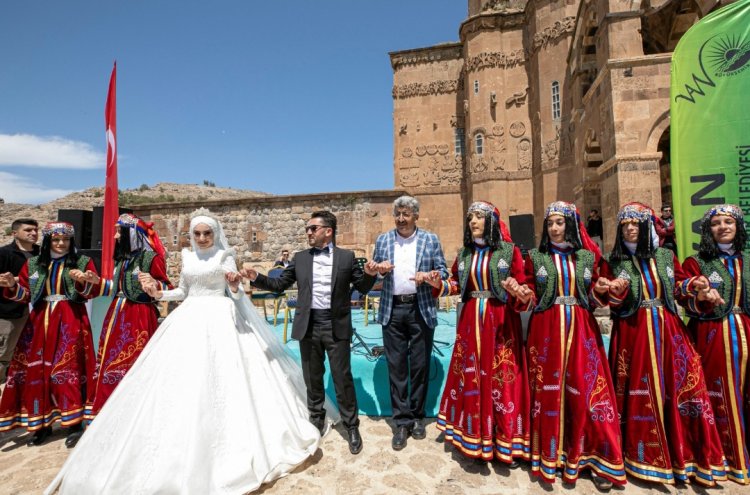 VAN AKDAMAR, ‘BADEM ÇİÇEĞİ FESTİVALİ’ RENKLİ SAHNELERE KONU OLDU