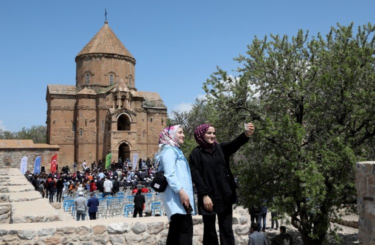 VAN AKDAMAR, ‘BADEM ÇİÇEĞİ FESTİVALİ’ RENKLİ SAHNELERE KONU OLDU