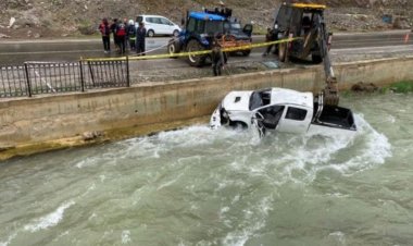 VAN'IN ÇATAK İLÇESİNDE KAMYONET DEREYE UÇTU!