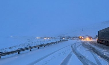 VAN-BAŞKALE KARAYOLU ANİDEN BASTIRAN KAR NEDENİYLE ULAŞIMA KAPANDI!