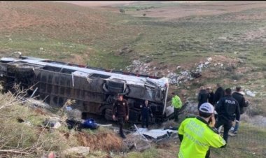 ÜNİVERSİTE ÖĞRENCİLERİNİ TAŞIYAN OTOBÜS DEVRİLDİ! ÖLÜ VE YARALILAR VAR!