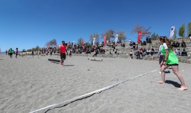 VAN'IN ÜNİVERSİTE KAMPÜSÜNDE UNİVİVOR YARIŞMASI DÜZENLENDİ