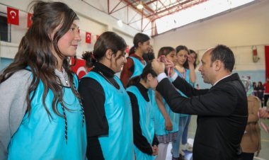 VAN'IN BAŞKALE İLÇESİNDE ‘ORTAOKULLAR ARASI FUTBOL TURNUVASI’ BİTTİ