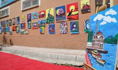 VAN'IN BAŞKALE İLÇESİNDE MİNİKLER ‘RENKLER’ İSİMLİ RESİM SERGİSİ AÇTI