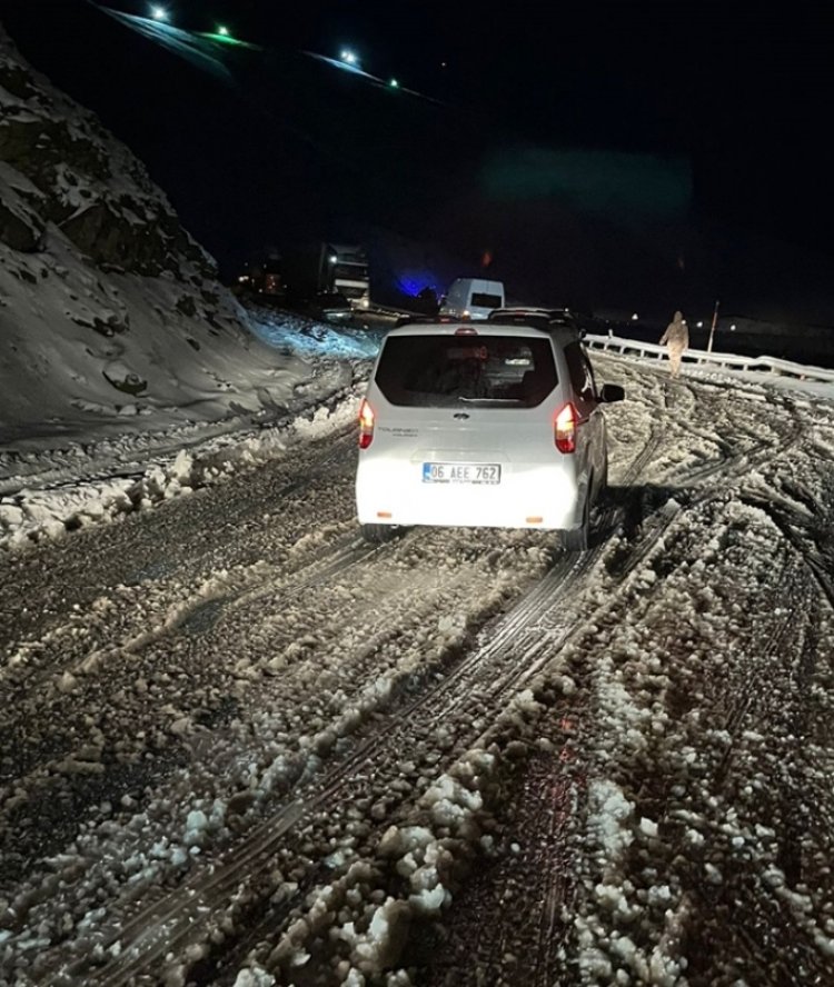 VAN-BAŞKALE KARAYOLU ANİDEN BASTIRAN KAR NEDENİYLE ULAŞIMA KAPANDI!