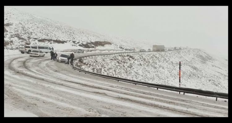 VAN-BAŞKALE KARAYOLU ANİDEN BASTIRAN KAR NEDENİYLE ULAŞIMA KAPANDI!