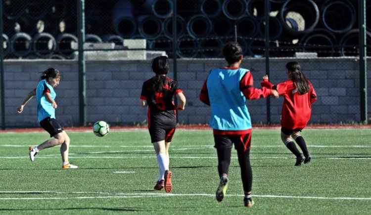 VAN'IN YEŞİL DAHA YILDIZ KIZLARI 2. LİG YOLUNDAKİ FİNAL MAÇINA HAZIRLAR!