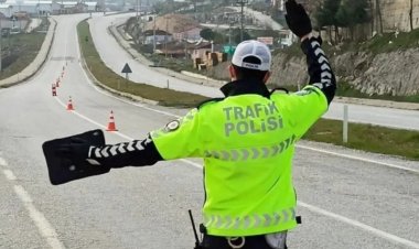 VAN'DA 'DUR!' İHTARINA UYMAYAN GÖÇMEN KAÇAKÇISI ŞOFÖR YÜZÜNDEN 1 GÖÇMEN HAYATINI KAYBETTİ 12 GÖÇMEN İSE HAFİF YARALANDI!