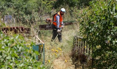 VAN BÜYÜKŞEHİR BELEDİYESİ  BAYRAM ÖNCESİ MEZARLIKLARDA TEMİZLİK YAPTIRDI