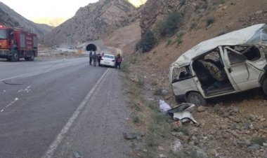 VAN'DA MİNİBÜS TAKLA ATTI: 2 ÖLÜ, 8 YARALI VAR!