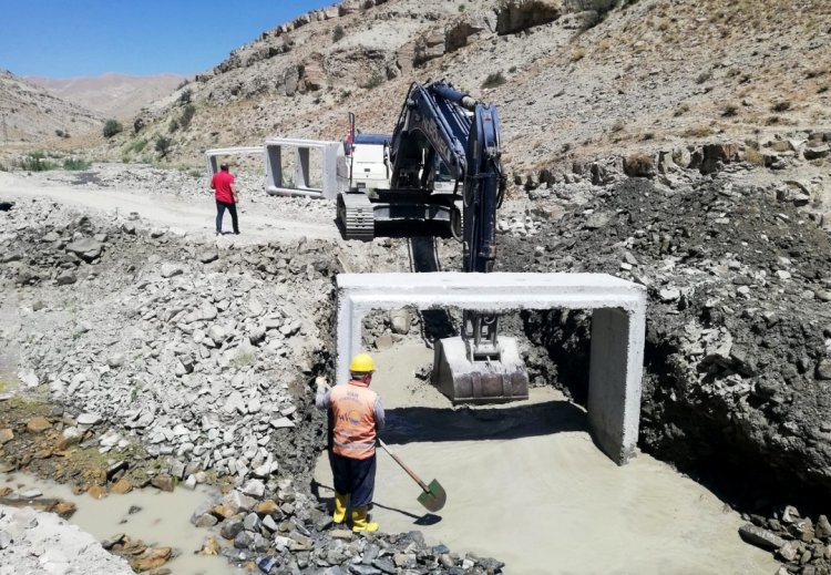 VAN BÜYÜKŞEHİR BELEDİYESİ, KIRSALDA YOLLARIN ALT YAPISINI GÜÇLENDİRMEYE BAŞLADI