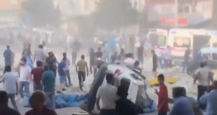 MARDİN'DE BİR TIRIN FRENİ PATLADI VE KALABALIĞA DALDI!