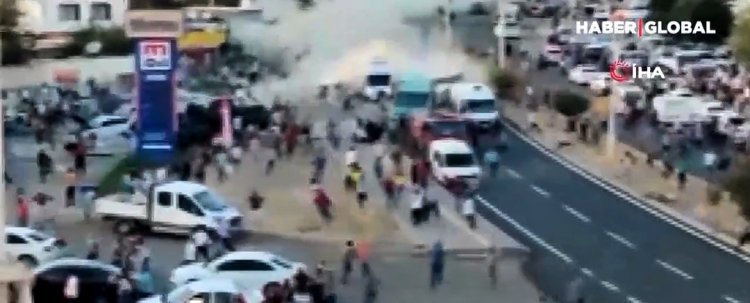 MARDİN'DE BİR TIRIN FRENİ PATLADI VE KALABALIĞA DALDI!