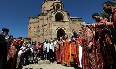 AKDAMAR ADASI'NDA 10.'SU DÜZENLENEN ERMENİ AYİNİ SONA ERDİ!