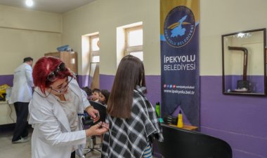 İPEKYOLU BELEDİYESİ MAHALLELERDE YÜRÜTTÜĞÜ ETKİNLİKLERE DEVAM EDİYOR: ÜCRETSİZ KUAFÖR HİZMETİ