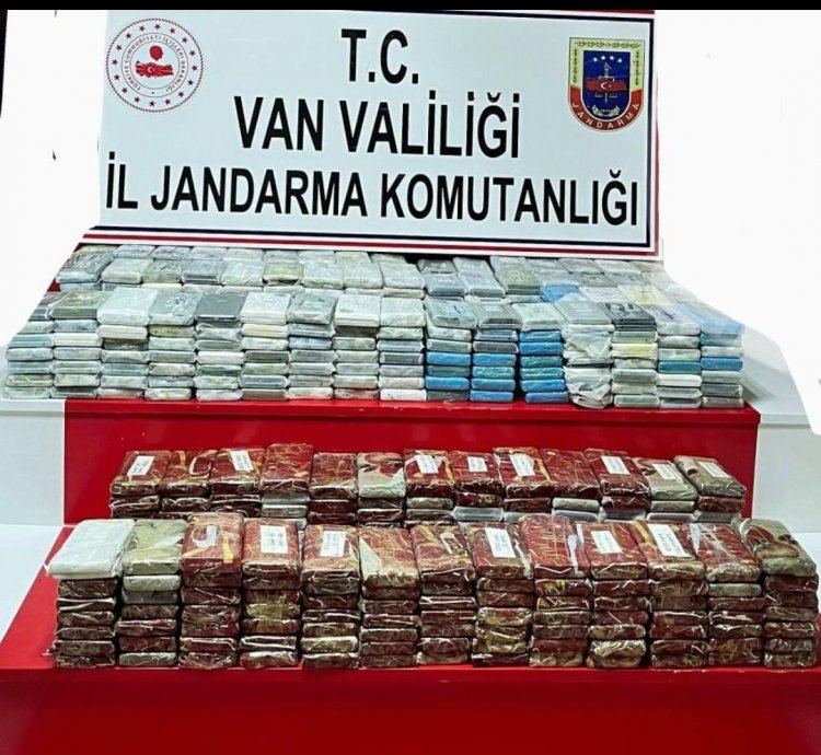 HAKKARİ'DEN VAN'A CEP TELEFONU KAÇAKÇILIĞI YAPILIRKEN YAKAYI ELE VEREN 4 KİŞİ YAKALANDI!