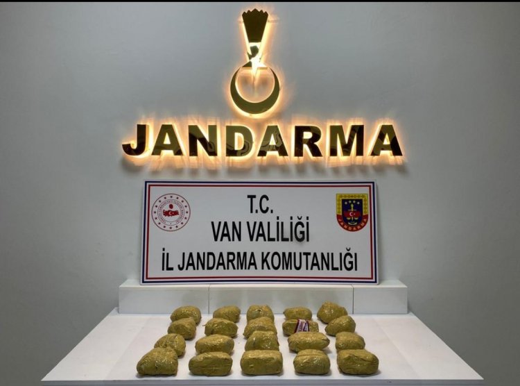 VAN BAŞKALE KIRSALINDA MENFEZE GİZLENMİŞ 9 KİLO 317 GRAM  ESRAR BULUNDU!