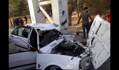 KONTROLDEN ÇIKAN ARAÇ ÜST GEÇİTE ÇARPTI: 2 YARALI 