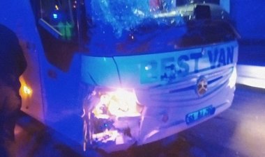 BİTLİS'TE OTOMOBİLİN YOLCU OTOBÜSÜNE ARKADAN ÇARPMASI SONUCU  1'i AĞIR 3 KİŞİ YARALANDI!