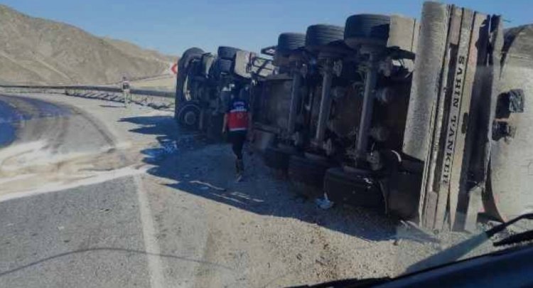 TIR DEVRİLDİ: 1 YARALI