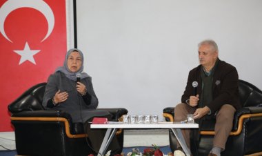 YAZAR AKTİVİST YILDIZ RAMAZANOĞLU GENÇLERLE BULUŞTU