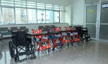 BÜYÜKŞEHİR'DEN  12 ENGELLİ VATANDAŞA TEKERLEKLİ SANDALYE VERDİ!