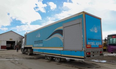 VAN’DAN DEPREM BÖLGESİ MALATYA‘YA İŞ MAKİNESİ VE TEMEL İHTİYAÇ MALZEMESİ SEVKİYATI